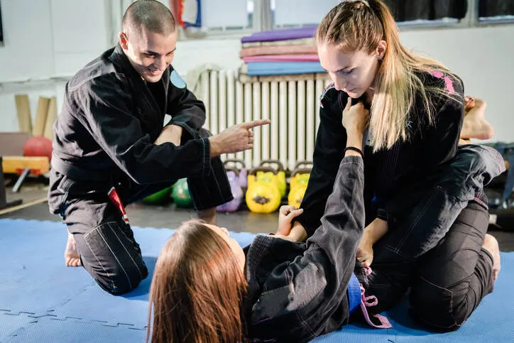 Praktische Selbstverteidigungsübung in der Academy