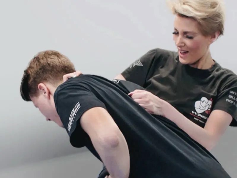 Viktoria Hahne demonstriert eine Selbstverteidigungstechnik im Trainingsraum